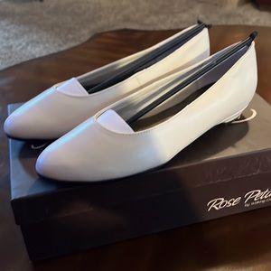(#132) NWT ladies beige flats by Rose Petals/Walking Cradles. Size 6 1/2 medium